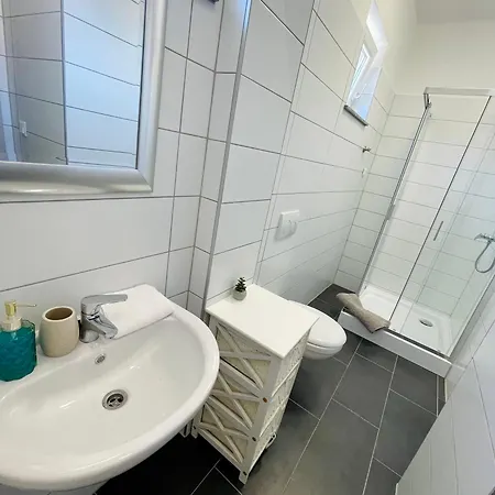 شقة Lator Apartmanhaz