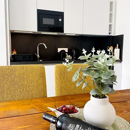 Lator Apartmanhaz Villany