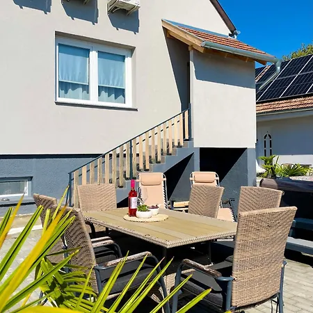 شقة Lator Apartmanhaz